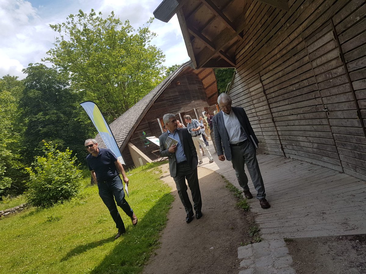 fredvalletoux's tweet photo. Avec les maires du Pays de #Fontainebleau, invités par la Réserve de Biosphère #Unesco et sa présidente @isoline_millot, à mieux connaître ses activités & ses locaux à #Franchard. Tout près de l' "Oeil des Nations", plaque commémorant la création de @IUCN à Fontainebleau en 1948 https://t.co/TJdweaukw6