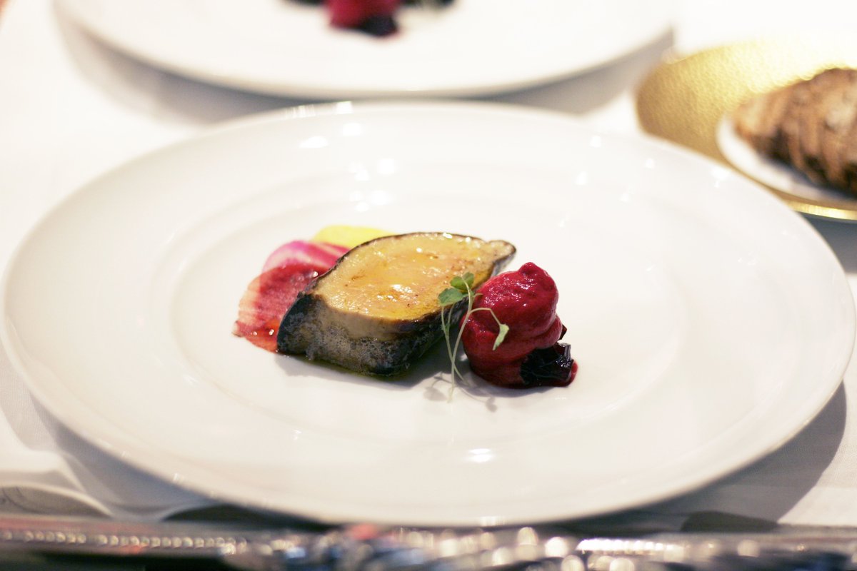 Siguiendo los cánones clásicos franceses combinándolos con la alta cocina española con un imprescindible toque de las raíces colombianas del chef Mario Valles.