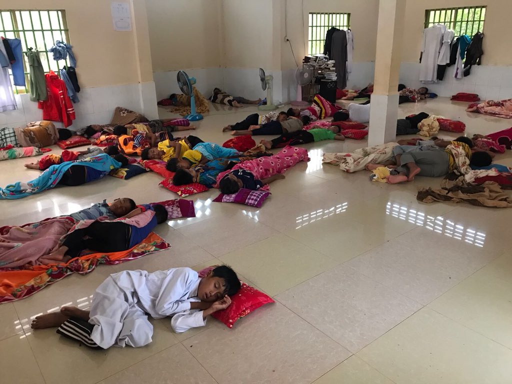 هولاء الأيتام ليس لديهم مكان يأويهم ... ساندوهم ببناء دار لهم في كمبوديا 
رابط التبرع :
bit.ly/2qLWmx5