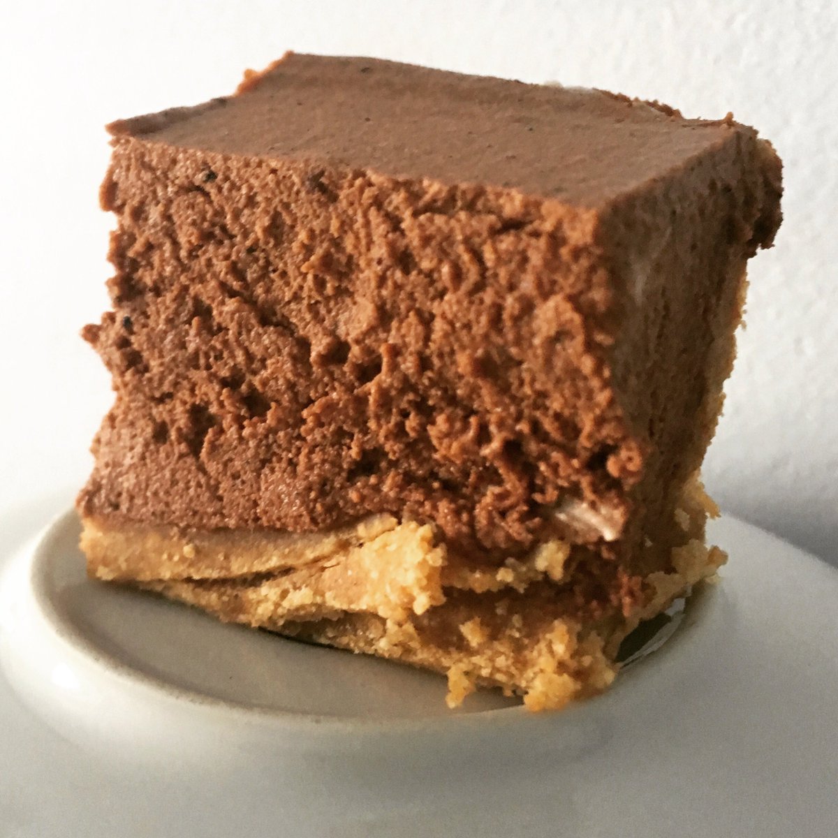 Sweet_Goodie's tweet photo. Decadent #ChocolateMousseBars  Rich, homemade chocolate mousse,  nestled on a bed of buttery graham cracker crust makes for a satisfying sweet and luscious bite . #sweetgoodie #sweetgoodiebakes #sweetgoodiekitchen https://t.co/gbLClH3WqO