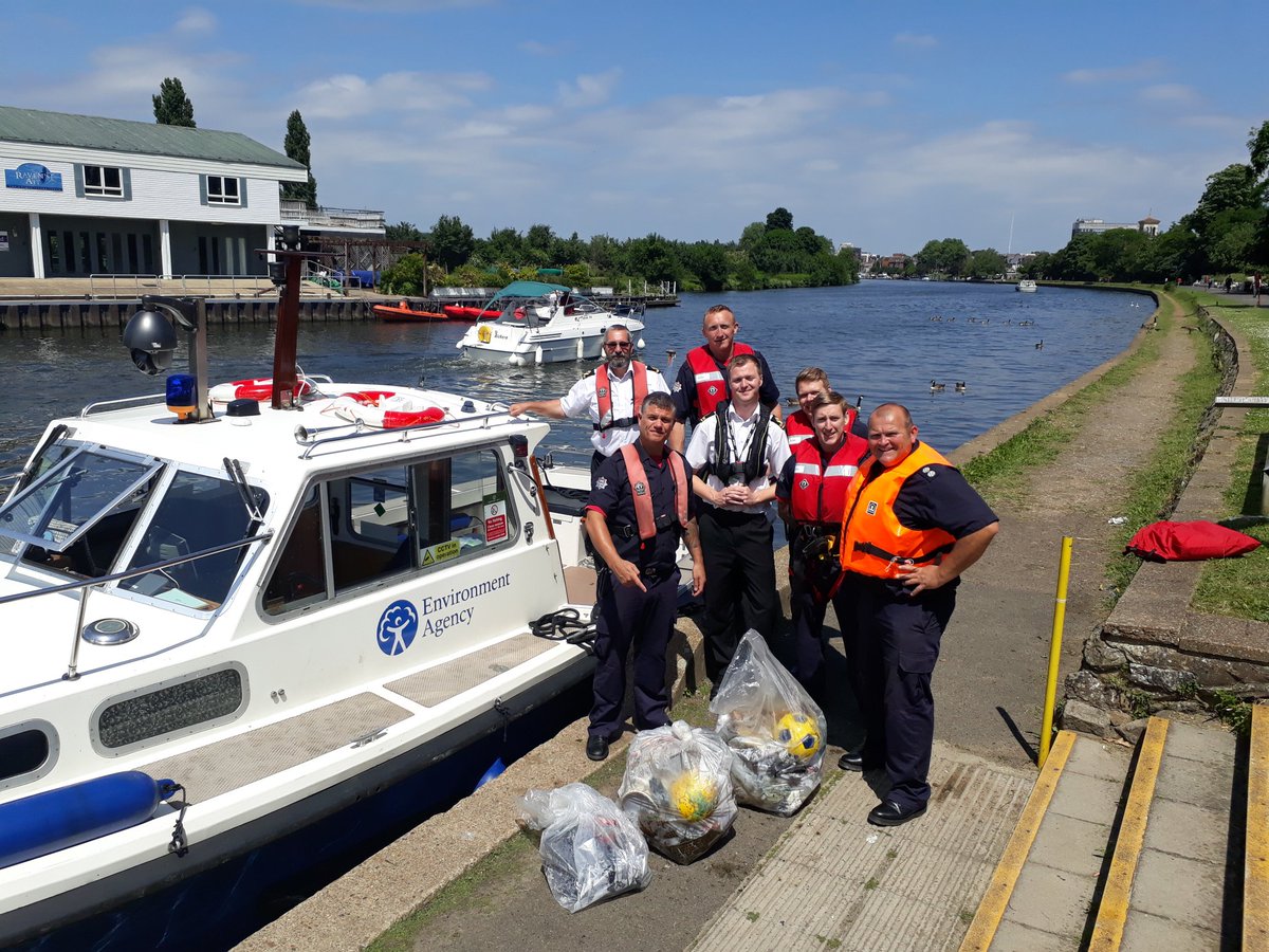 Familiarisation training with the EA combining 
#WaterAware🌊🏄🏊
#BoatFireSafety 🚣🔥 #WorldOceansDay 🐬🐟🐳🐢

#GreenActionPlasticPledge 🗑♻🚒🌍