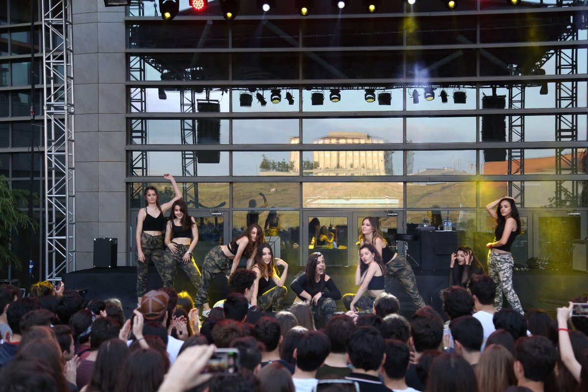 sevamerican's tweet photo. SAC Dance Crew, SACFEST’18 sahnesinde! #sacfest https://t.co/qeuro1fgLB