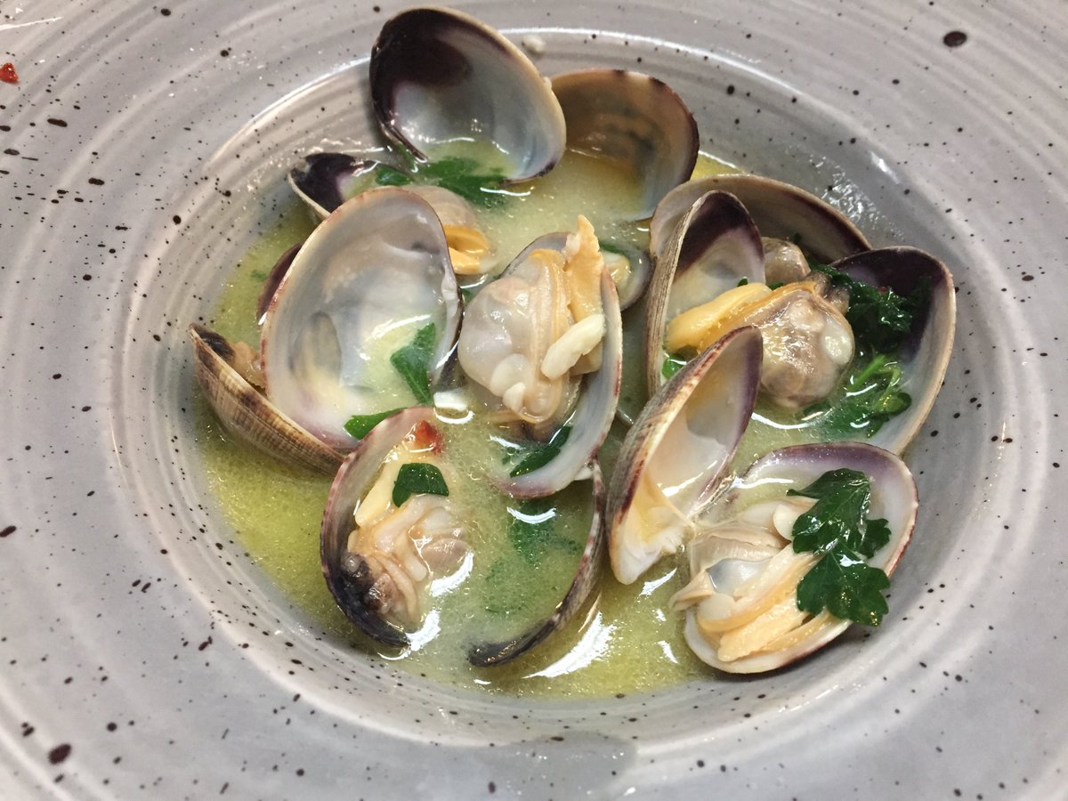 Chef Patierno has some amazing specials this weekend inc clams alla pescatore, beef tongue, rabbit rav with chanterelles! Full list at girasoleva.com/homepage/our-m… 
@UppervilleShow <a href="/NOVAFoodandWine/">NOVAFoodandWine</a> <a href="/VACountryLife/">Virginia CountryLife</a> @MiddleburgLife