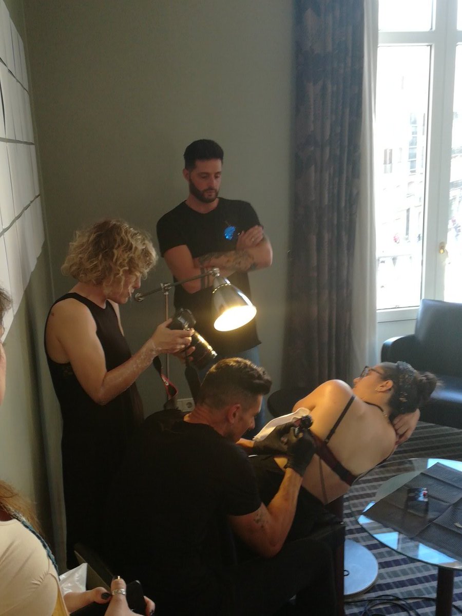 Acción de Verónica Ruth Frías en la habitación 204 de <a href="/artandbreakfast/">Art & Breakfast</a> reivindicando el papel de la mujer en el arte y su visibilidad en #malagahoy #arte #artecontemporaneo #artandbreakfast