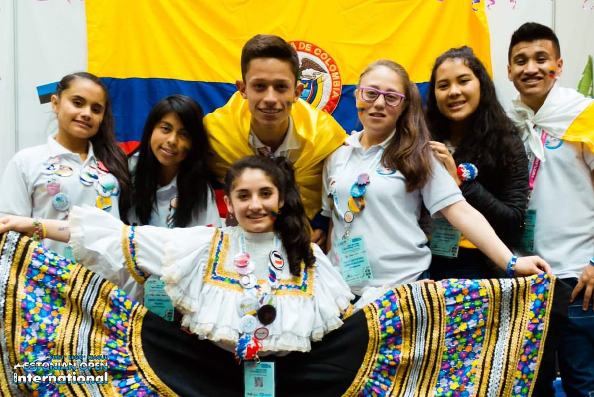 Kairolina0108's tweet photo. #ViveTuPasión en este mundial, ojo no es fútbol, estos jóvenes campesinos nos representaron en el #Mundial de #Robotics #LEGO #fllestopen2018 GRACIAS a @CundinamarcaGob @JorgeEmilioRey @TottoColombia @Avianca @PCIS_UNIMINUTO @jairitoriveros ellos lograron su sueño https://t.co/I5EtbkhLS7