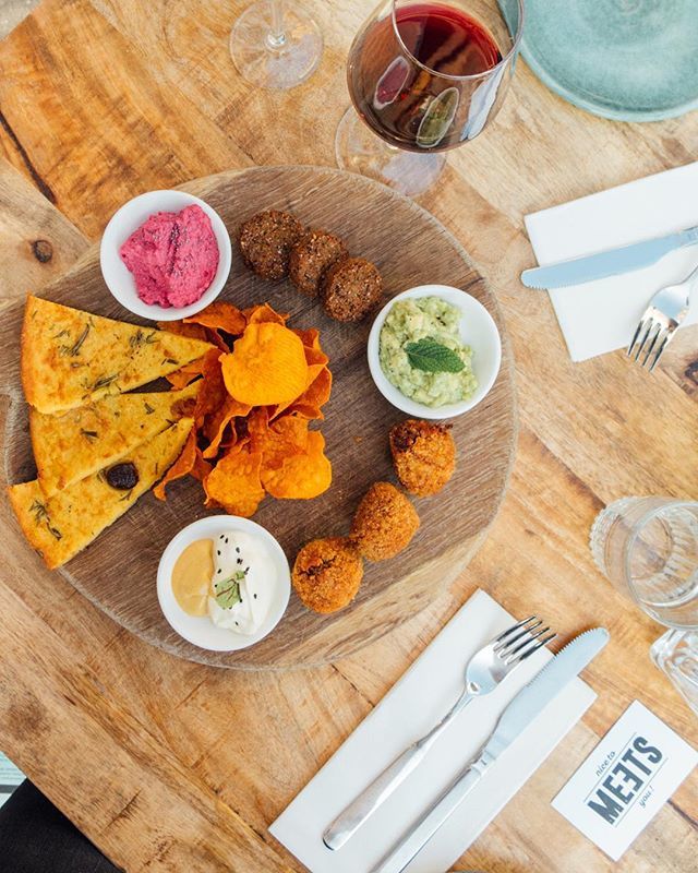Hello weekend!⚡️Looking for a cool spot to eat #vegan food this weekend? Last week I was @themeetseatery (close to the Albert Cuyp market) where the menu consists of 80% vegan options🌿This beautiful platter with sweet and truffle potato chips/bieterb… ift.tt/2HAK6pO