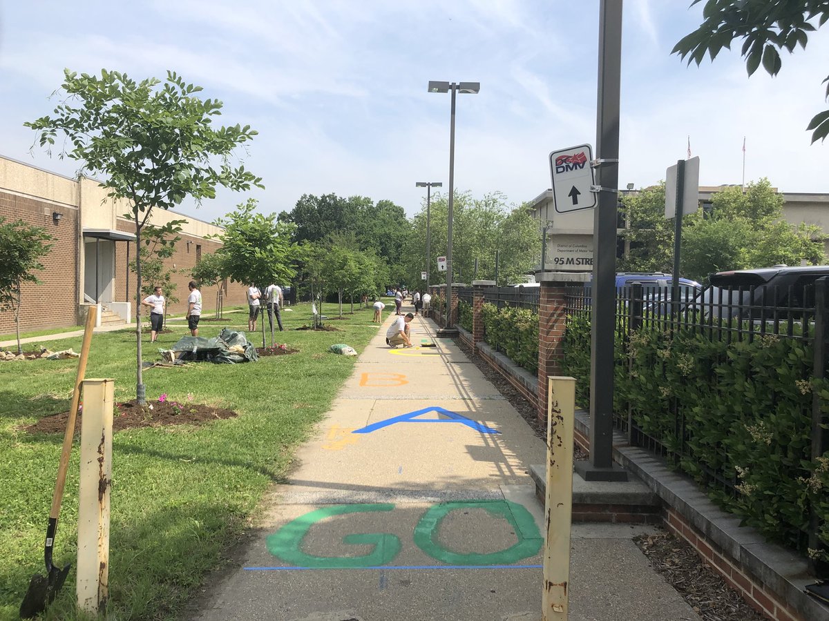 #ImpactThatMatters <a href="/Deloitte/">Deloitte</a> Beautifying Lansburgh Park in SW DC with <a href="/PlayworksDC/">Playworks DMV</a> and <a href="/SWBID/">SWBID</a>. What a team! So proud!