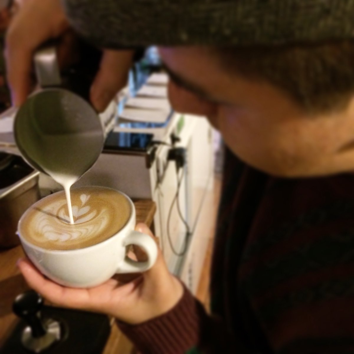 cafecahve's tweet photo. A veces @retazos_ se luce con sus dibujos en el latte 😍

#cafécahve #cafédeespecialidad #specialtycoffee #coffee #café #instacoffee #maipú #antesmuertoquedescafeinado https://t.co/DHDfKmpoAL