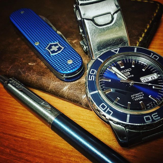 hotpixel's tweet photo. My submission for @edcwatch & @logandjotter Writing Time Challenge! #edcwatchchallenge #everydaycarry #parkerpen #parkerjotter #pocketridersleather #victorinox #sakallday #seiko #seiko5 #toolwatch #fieldnotes #fieldnotescover https://t.co/MtlM92YCCR https://t.co/aIkyoUAHuu