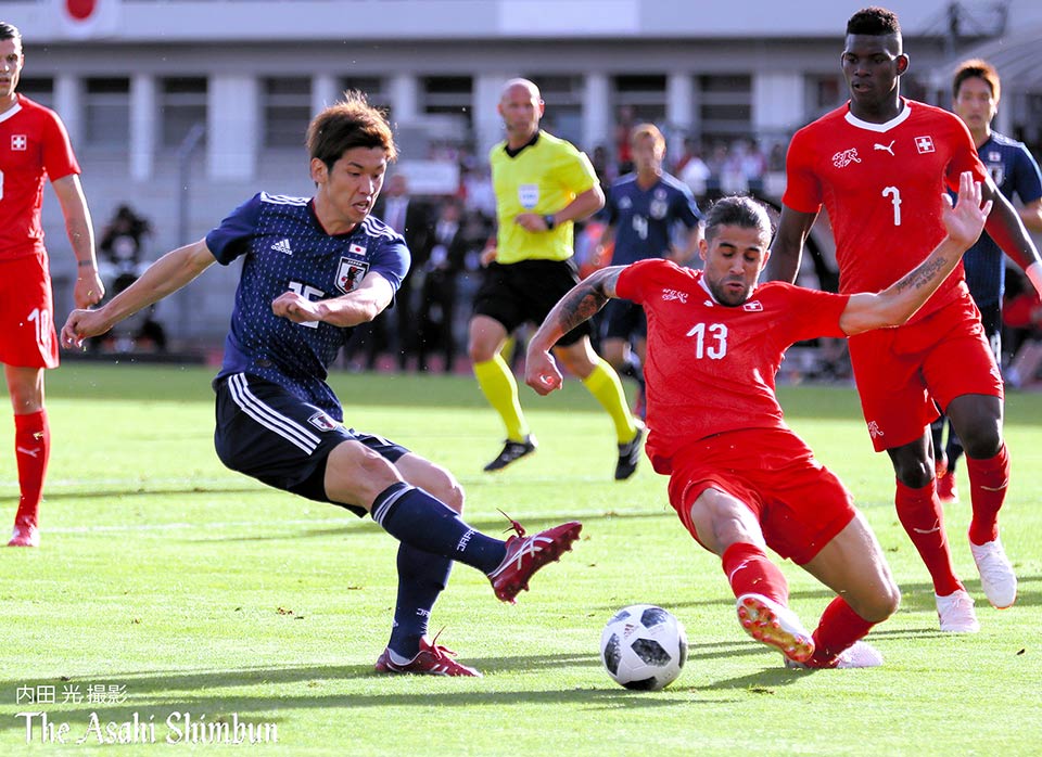 朝日新聞 映像報道部 サッカーの日本代表とスイス代表の親善試合が始まりました 写真は前半 シュートを放つ大迫選手です 諫 日本代表 ｗ杯ロシア大会 ワールドカップ18 Worldcup18