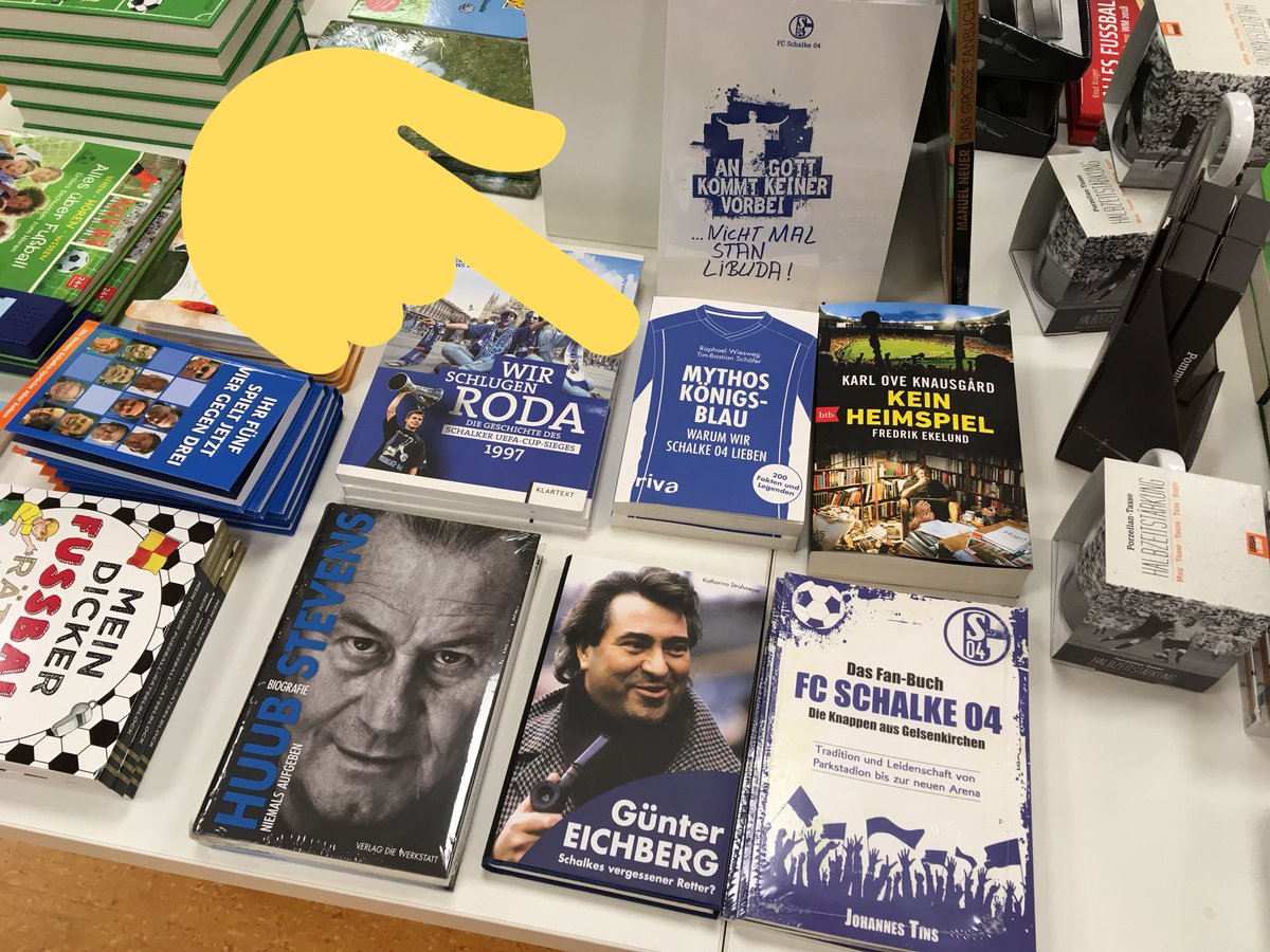 RaphaelWiesweg's tweet photo. Eigentlich war ich nur wegen eines @Buzz04App-Termins eben in #Buer. Da sehe ich das hier in der Buchhandlung #Kottmann - und schon sollte ich kurz vor Ladenschluss noch Exemplare signieren und für Fotos parat stehen. Termin für mehr auch vereinbart. Komische neue Welt. #S04 https://t.co/9m2MVrmQNU