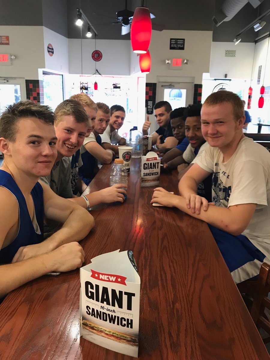 ReadyHoops's tweet image. Team Lunch during ⁦@Capital_MBB⁩ Team Camp Day 1! 1-1 start for #ReadyHoops