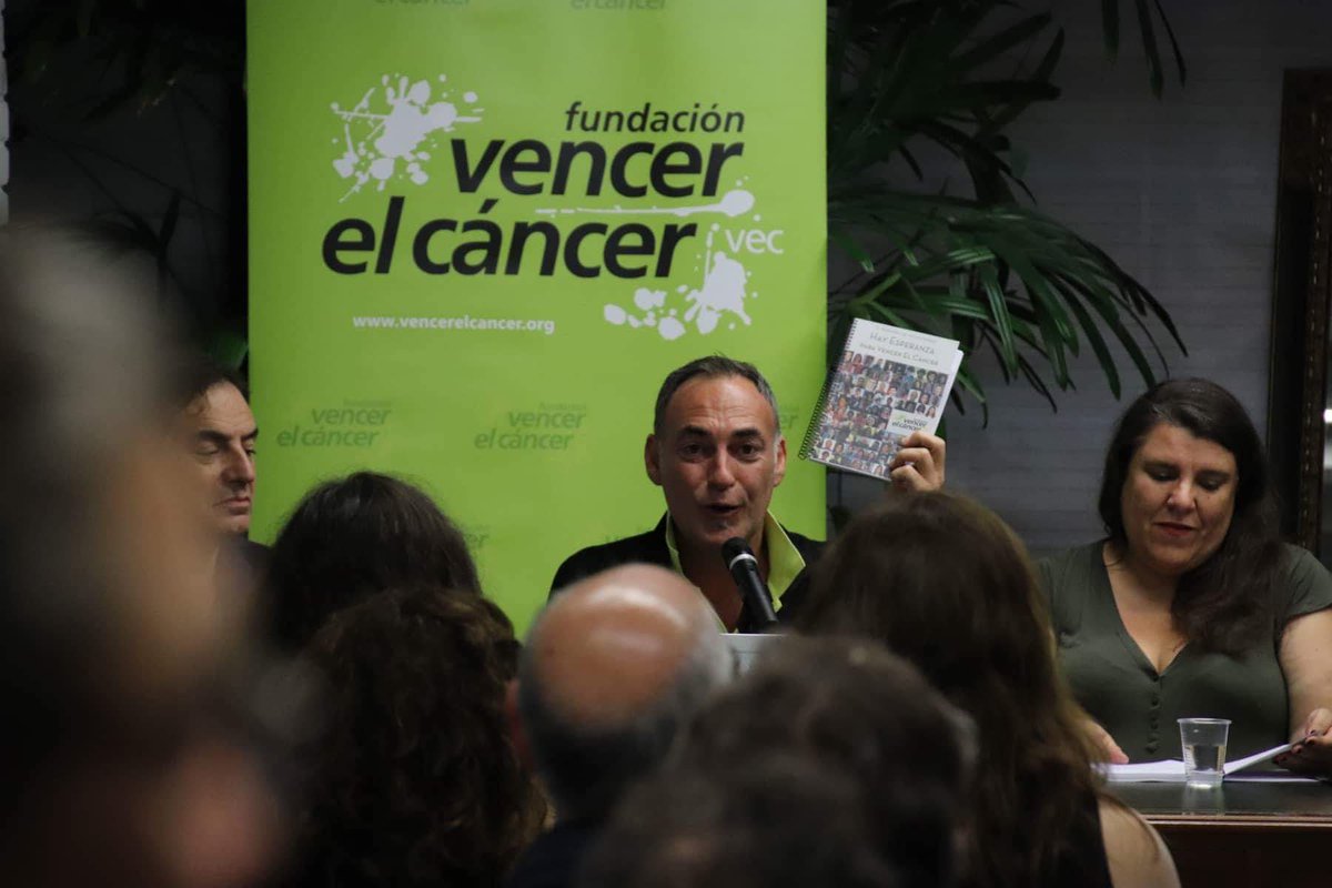 vencerelcancer's tweet photo. Ya está aquí el libro del IV Certamen de #Microrrelatos #HsyEsperanza para #VencerelCancer en la @bpmmadrid #EugenioTrias @FLMadrid #FLM18 https://t.co/vcGIohTwBq