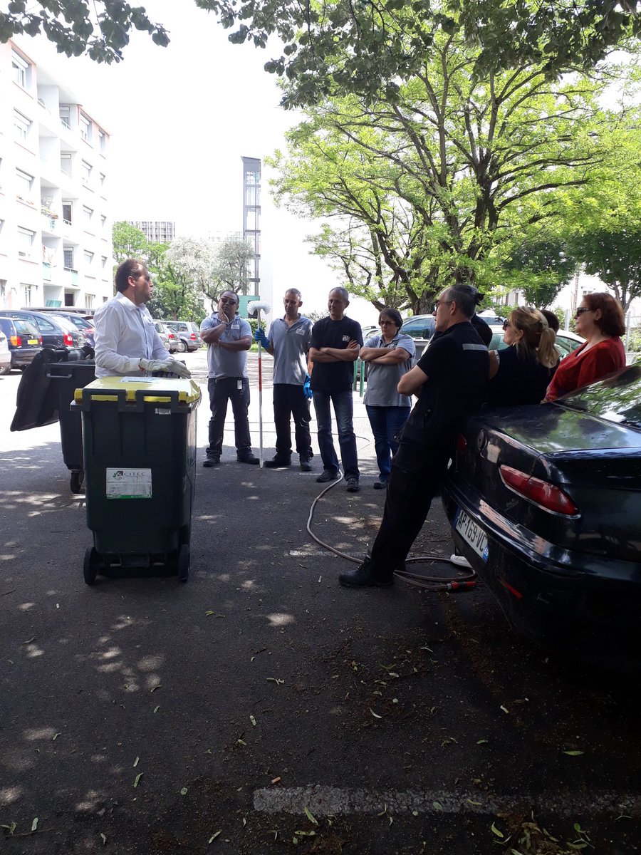 Manon_YM69's tweet photo. Les formations pilotes sur l'utilisation des basculeurs containers se poursuivent avec toujours autant de RI motivés et attentifs ! 

Merci à notre preventeur @GuiguitantD pour sa présence et sa participation.

@EstMetropoleHab à l'écoute des besoins ! https://t.co/XErhmoXenO
