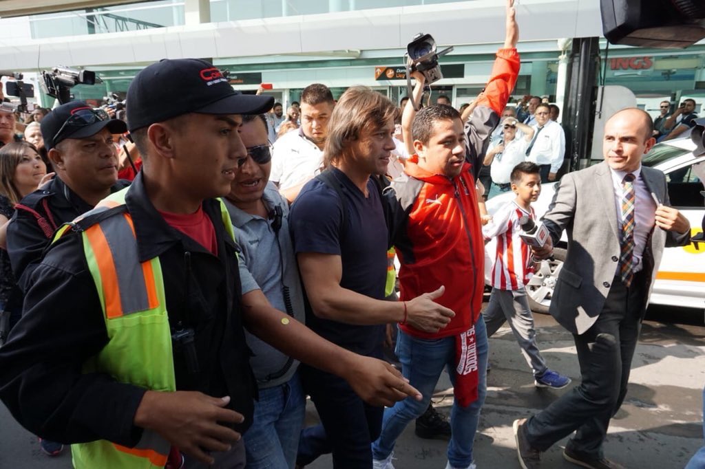 CDG_8912's tweet photo. @peladoalmeyda ya está en Guadalajara. 

Cientos de aficionados lo recibieron con todo lo que merece y suplicaron su no salida. 

“Gracias por tantas alegrías” se leía en una manta. 

#TodosConAlmeyda https://t.co/XED9J1EGxZ