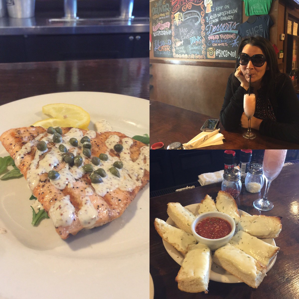 #frozé and #appetizers for #happyhour makes the most sense to us. #showmeyournola #nola #neworleans #igersneworleans #followyournola #igersnola #drinkingnola #eatingnola #slice #slicestcharles #pizza #cheesebread