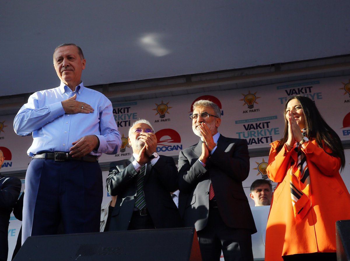 RTErdogan's tweet photo. Bizleri hiç bir zaman yalnız bırakmayan, her daim yanımızda Erciyes gibi dimdik duran Kayseri, bugün de bu meydanı doldurarak bunu tüm dünyaya gösterdi. 

Teşekkürler Kayseri!

#VakitKayseriVakti https://t.co/3HncLtZudd