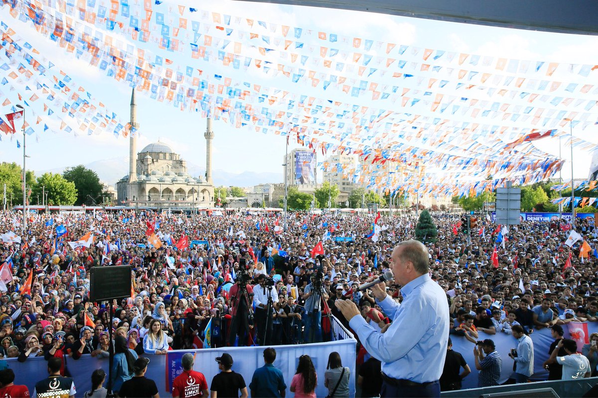 RTErdogan's tweet photo. Bizleri hiç bir zaman yalnız bırakmayan, her daim yanımızda Erciyes gibi dimdik duran Kayseri, bugün de bu meydanı doldurarak bunu tüm dünyaya gösterdi. 

Teşekkürler Kayseri!

#VakitKayseriVakti https://t.co/3HncLtZudd