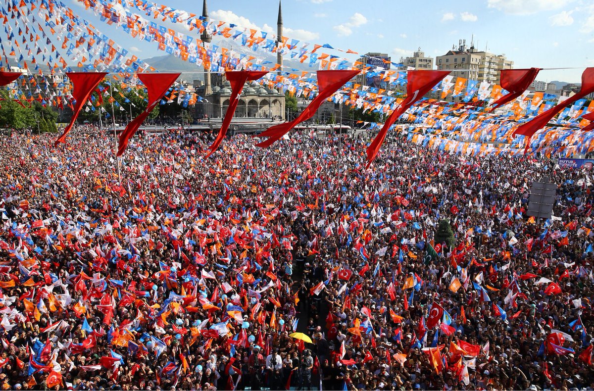 RTErdogan's tweet photo. Bizleri hiç bir zaman yalnız bırakmayan, her daim yanımızda Erciyes gibi dimdik duran Kayseri, bugün de bu meydanı doldurarak bunu tüm dünyaya gösterdi. 

Teşekkürler Kayseri!

#VakitKayseriVakti https://t.co/3HncLtZudd