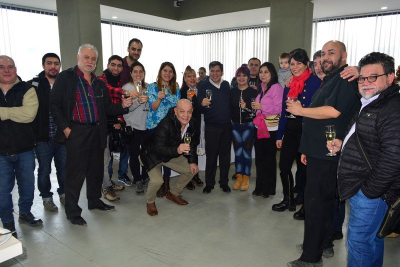 HugoRomeroTDF's tweet photo. Compartiendo una agasajo a los #Periodistas en el @concejoush. Aquellos que día a día trabajan por difundir con veracidad y con valores, los hechos de la vida diaria, a aquellos que con compromiso y profesionalismo mantienen informada a la comunidad https://t.co/r6QA082Hi5