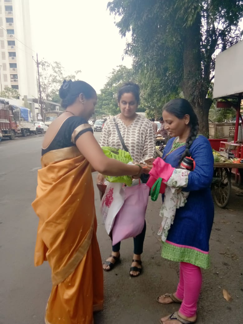 max_mayur's tweet photo. And the drive to make mumbai plastic free continues. Spotted again. These women wont stop until objective is achieved. @Dev_Fadnavis @fadnavis_amruta @SwachhBharatGov are you noting this? #healthymumbai #happymumbai @Ra_THORe @manju_surti @SanjayNaad @NeelamKochar #ReducebyHalf https://t.co/QQJM6eEzfU