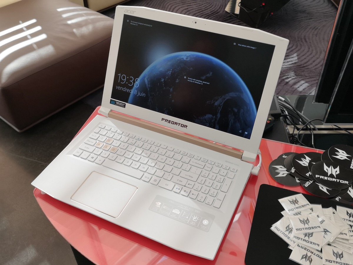 MyraAdAstra's tweet photo. Le @Acer Predator blanc est superbe 👌Un design qui tranche avec les pc gaming traditionnel #AcerWindows #ExplorerParty https://t.co/tJzuxVIiFZ