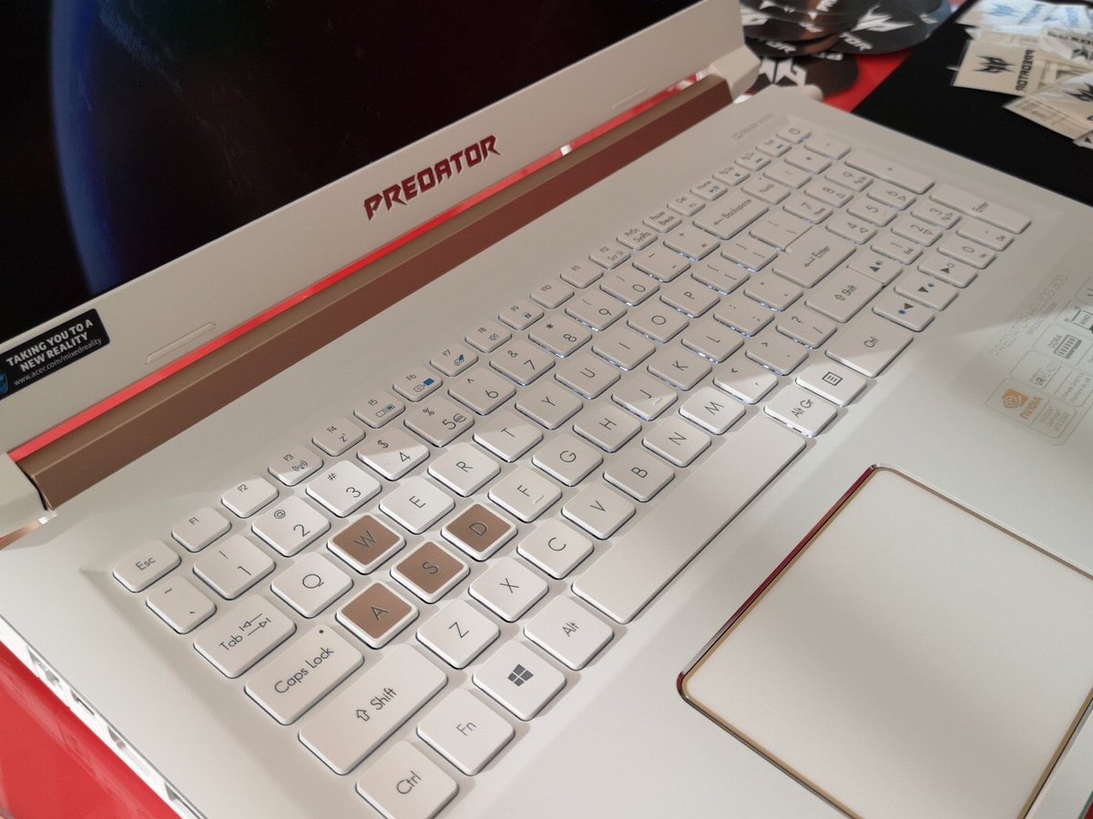 MyraAdAstra's tweet photo. Le @Acer Predator blanc est superbe 👌Un design qui tranche avec les pc gaming traditionnel #AcerWindows #ExplorerParty https://t.co/tJzuxVIiFZ