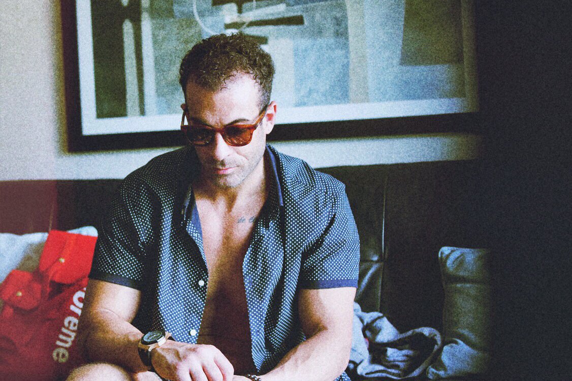 stephen_voyce's tweet photo. Killing time in the suite looking like #GTAV loading screens 😂. #PreShowShenanigans w/ @KayL_Music &amp; Michael Dipaolo. Also Happy Friday y’all! #TGIF #Friyay https://t.co/jc0W45jCOe