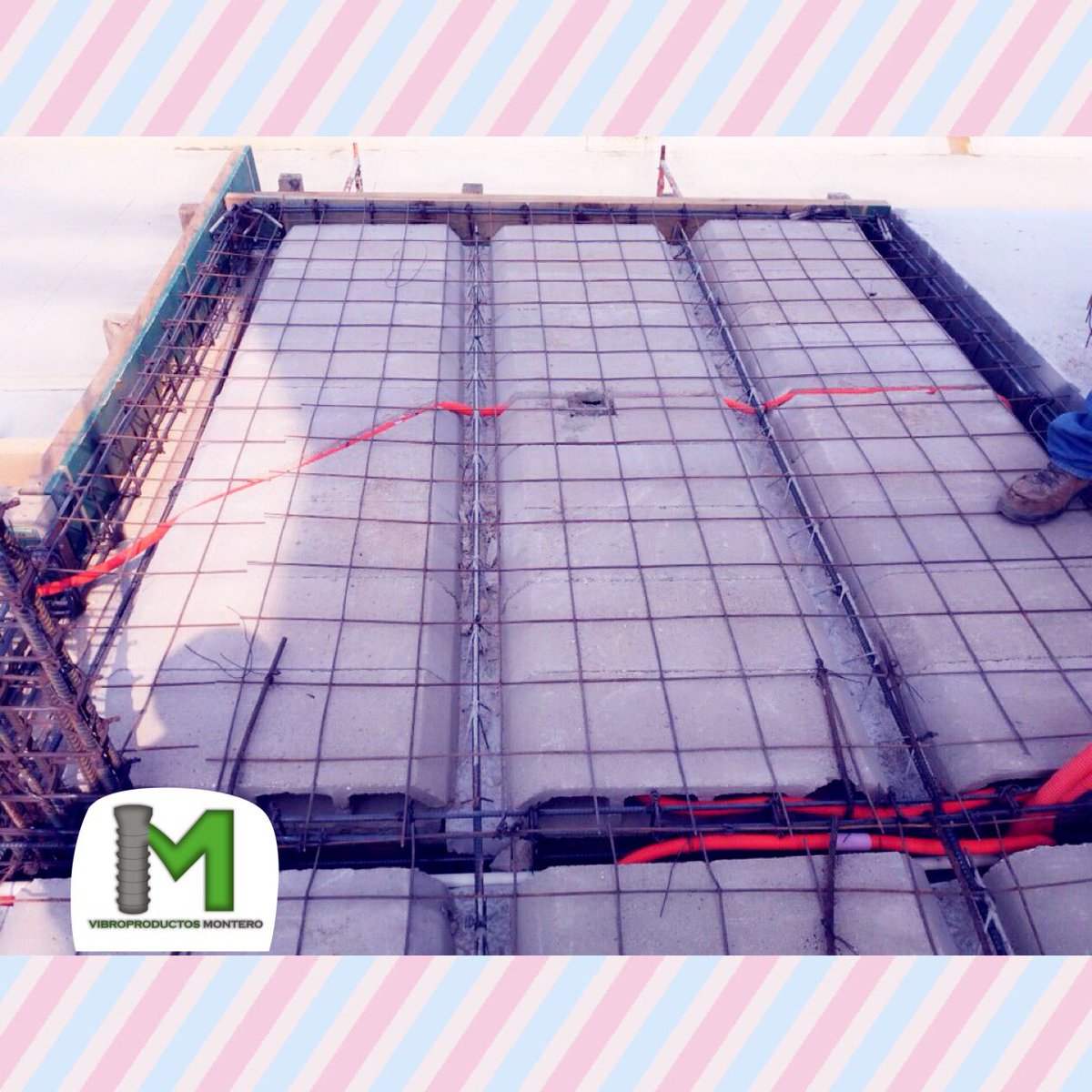 VibroProductosM's tweet photo. Colado de una losa con vigueta y bovedilla 
#vibroproductosmontero 
Celular: 01 921 21 46151
#Vigueta #bovedilla #tepezil #losa #construcción #colado #cemento #concreto #casa #negocio https://t.co/0Dw7SseYvX