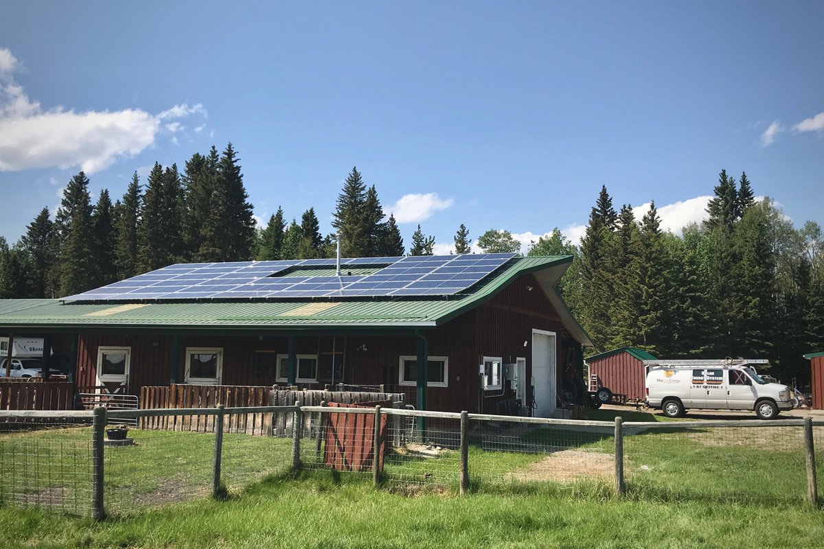 SkyFireEnergy's tweet photo. Array of the Week!
We just completed this 13.3kW system for a beautiful farm near Sundre, AB with @EQUSREA.  This system is receiving a 35% rebate through Alberta's On Farm Solar Photovoltaics Program.

#arrayoftheweek #solar #alberta #sundre #gosolar https://t.co/14Mk6OtSXT