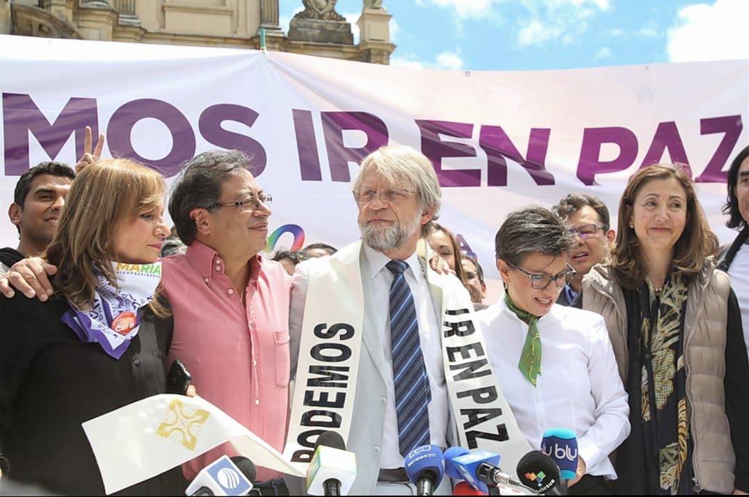 RevistaSemana's tweet photo. @petrogustavo #ColombiaDecide | "Vamos a jugar los últimos 3 minutos del partido como los 3 primeros. Vamos a jugar con toda para ganar": @AntanasMockus https://t.co/yfDR0yk3Rd