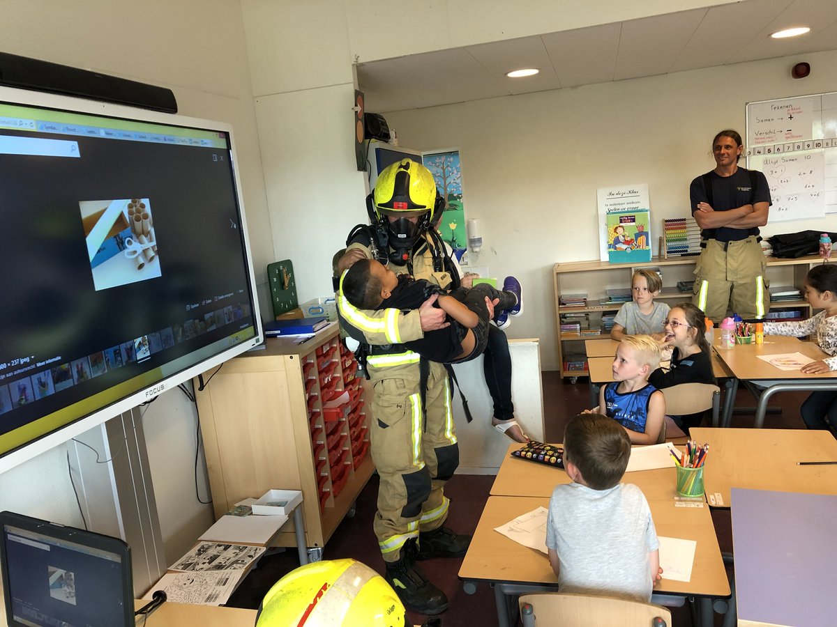 damm1971's tweet photo. Vandaag een ontruimingsoefening gehouden bij #2master #Duindorp #Scheveningen @VRH_Haaglanden leerzaam voor de ploeg en voor de kinderen. Sommige geschrokken dus hebben we ze kennis laten maken met echte brandweermannen, hoe ziet hij eruit, hoe klinkt hij. Deze man komt helpen! https://t.co/xA1e4hIY0K
