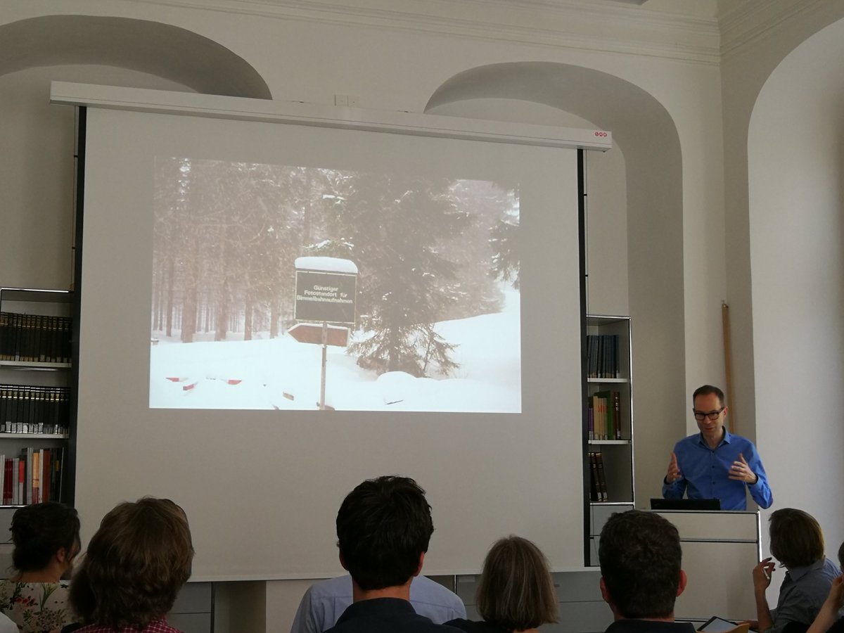 museumswissen's tweet photo. Matthias Bruhn über die Schule des Suchens. Praktischer Hinweis ohne Nachdenken zu müssen: Günstiger Standort um die Bimmelbahn zu fotografieren, inklusive Rauch ☝️ toller Nebeneffekt, man wird nicht von der Bahn überfahren 😜 #digitaleKunstgeschichte #digikg https://t.co/SC6jYD48GR