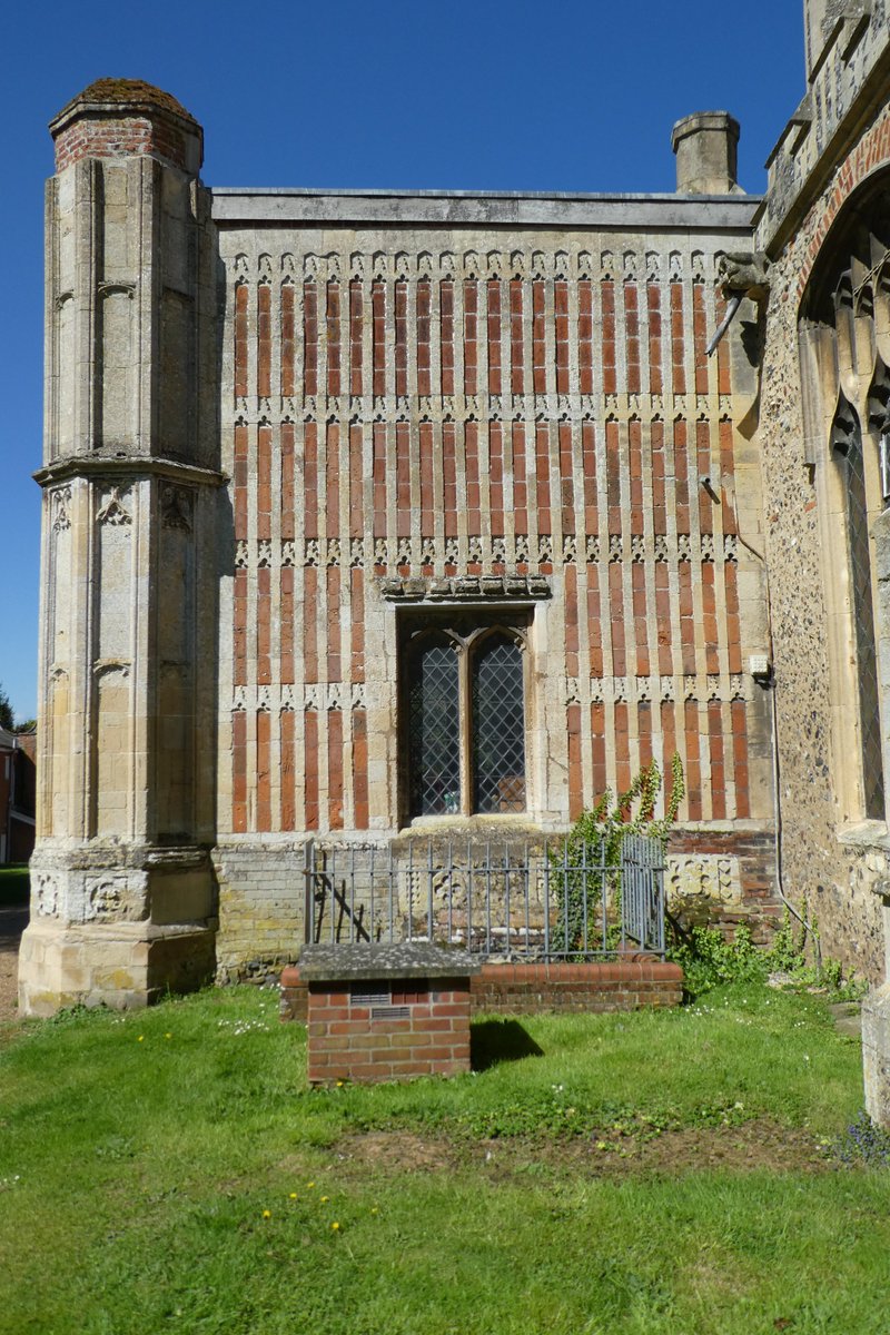 jochneale's tweet photo. @HE_EoE The #flushwork at St. Peter and St. Paul, Eye, is intriguing...  @YalePevsner describes the 101 foot tower with its flushwork west front as "one of the wonders" of #Suffolk; but the flint of the flushwork sides of the south porch has been replaced by brick, to curious effect! https://t.co/8w1ghsJoHB