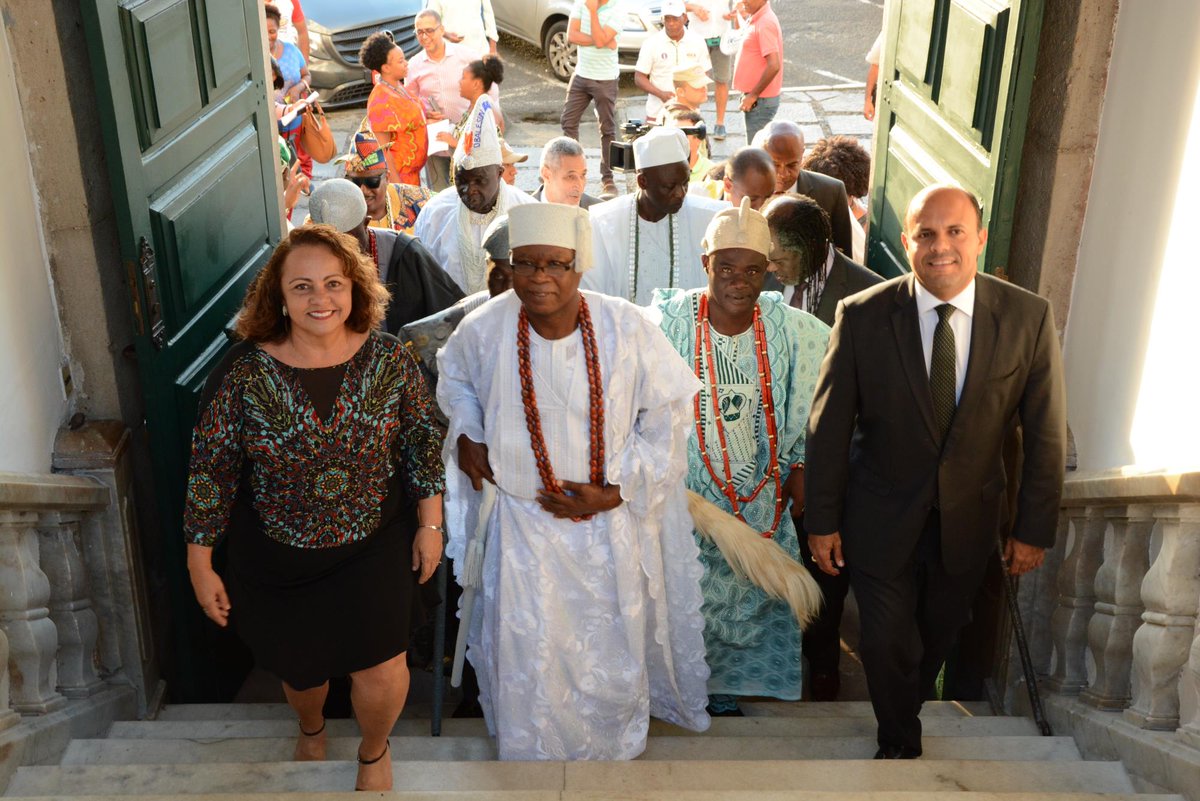 aladilce's tweet photo. Recepcionando a comitiva de reis iorubanos do sudoeste da Nigéria. Momento histórico e de fortalecimento dos laços entre Bahia e África. 🤴🏾
#Nigeria #Ajero #TimiDeEde #ObaAderIbsbe #IfarotiniIfaloba #Arundun #IleIfe #Adeyeye #Oduduwa https://t.co/F84nhNXYhE