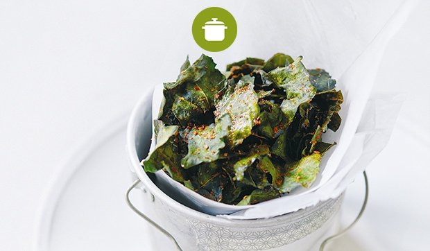 demeter_de's tweet photo. Alles vom Gemüse essen: Besonders lecker geht das mit Brokkoliblatt-Chips. Auch Blumenkohlblätter können so zu knusprigen Snacks werden. Das #Rezept von #LeafToRoot findet ihr auch im neuen #DemeterJournal und online: https://t.co/yQMQPWFm8V https://t.co/sDDtJPiqgs