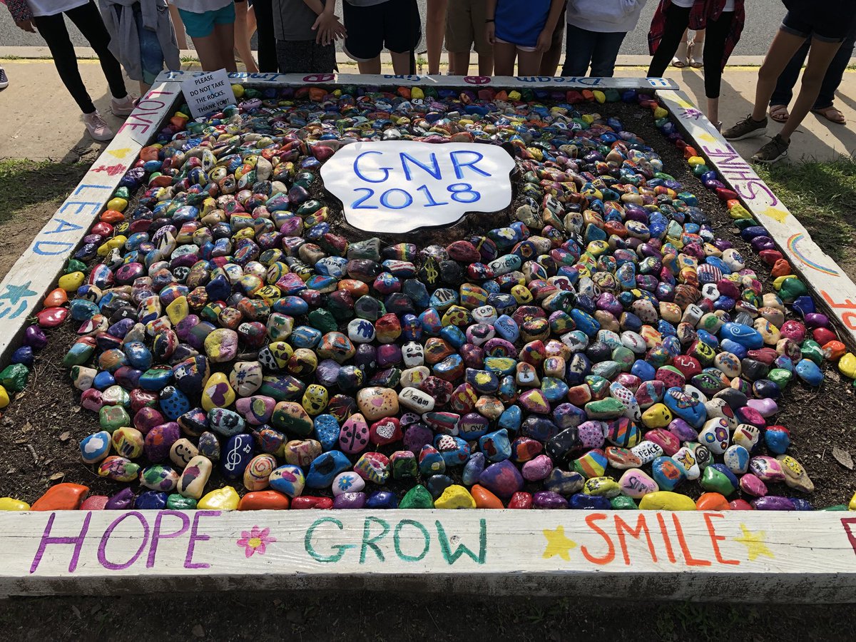 mrsjbertoni's tweet photo. Amazing GNR rock garden ceremony! It is a beautiful day to be a Bulldog! #gobulldogs #ewrsdGNR https://t.co/MnHGhgOLk1