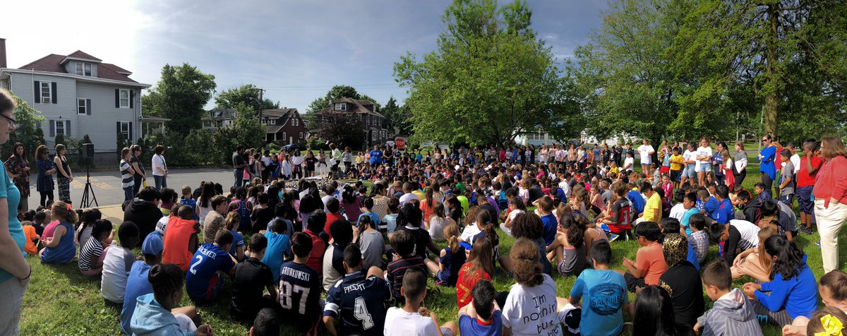 mrsjbertoni's tweet photo. Amazing GNR rock garden ceremony! It is a beautiful day to be a Bulldog! #gobulldogs #ewrsdGNR https://t.co/MnHGhgOLk1