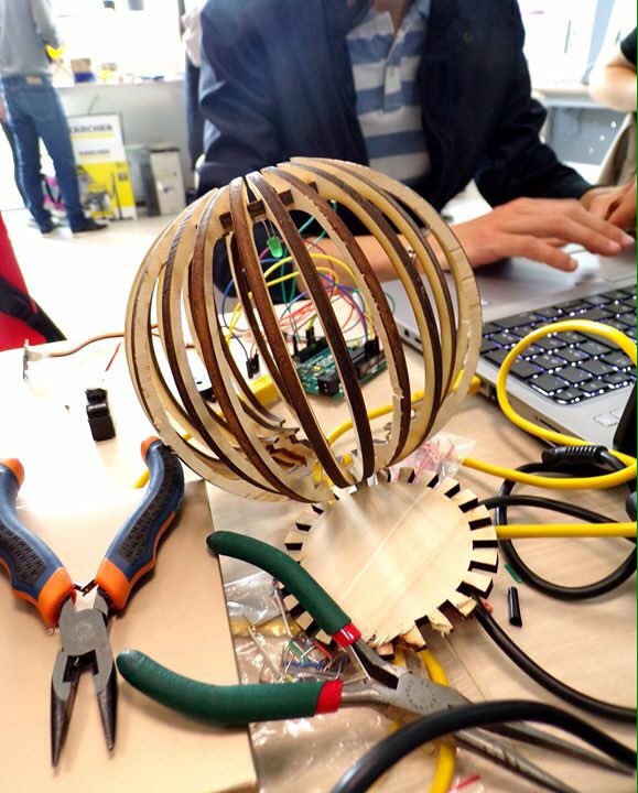 edulab_r2's tweet photo. Pour le @DU_usetic, c'est la fin de l'atelier fabrication numérique. Une semaine passée avec Alexandre Berthaud pour créer des créations aussi colorées que variées. Et cerise sur la gâteau, les créations fonctionnent comme sur des roulettes ! https://t.co/xFMIXkfrha