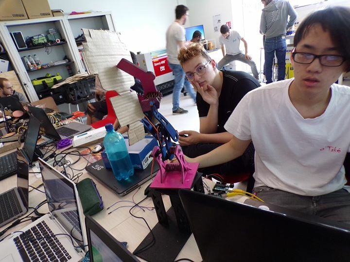 edulab_r2's tweet photo. Pour le @DU_usetic, c'est la fin de l'atelier fabrication numérique. Une semaine passée avec Alexandre Berthaud pour créer des créations aussi colorées que variées. Et cerise sur la gâteau, les créations fonctionnent comme sur des roulettes ! https://t.co/xFMIXkfrha