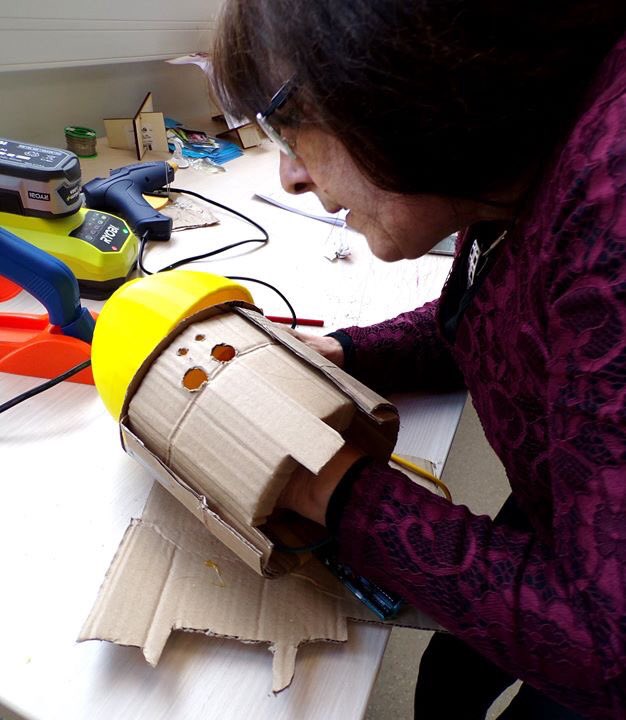 edulab_r2's tweet photo. Pour le @DU_usetic, c'est la fin de l'atelier fabrication numérique. Une semaine passée avec Alexandre Berthaud pour créer des créations aussi colorées que variées. Et cerise sur la gâteau, les créations fonctionnent comme sur des roulettes ! https://t.co/xFMIXkfrha