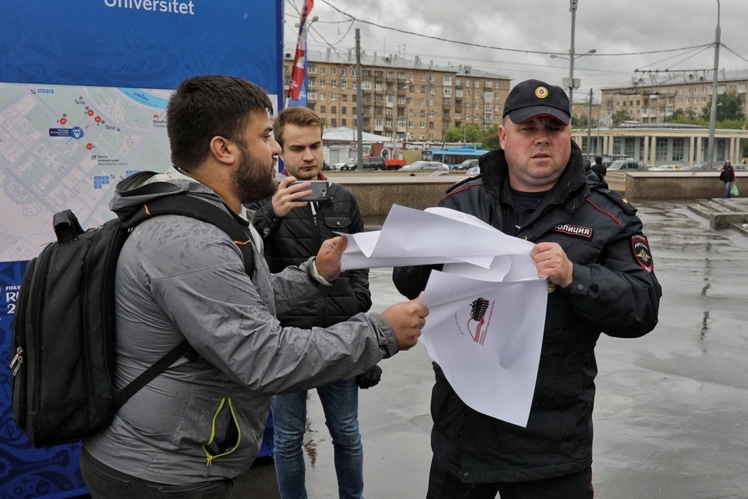 miptstream's tweet photo. В Москве задержали преподавателя МФТИ Адроника Арутюнова. Он стоял в одиночном пикете в поддержку студента МГУ https://t.co/UuXzPzGxy8 https://t.co/cmg1xDZmim