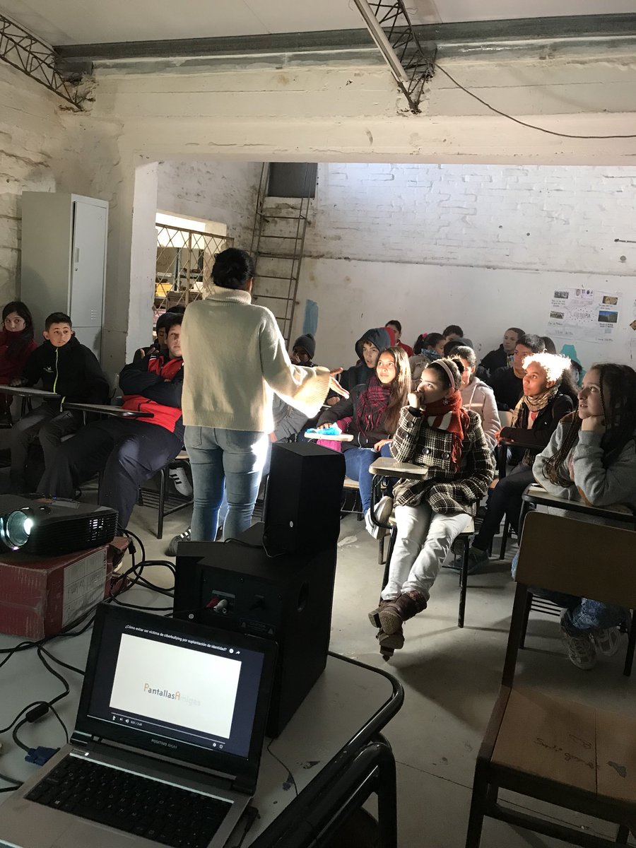 luchonunez07's tweet photo. [Ahora] en UTU zona norte, tremenda jornada con talleres sobre violencia en el noviazgo, sexting y género!!!! https://t.co/lwkTBerfGF