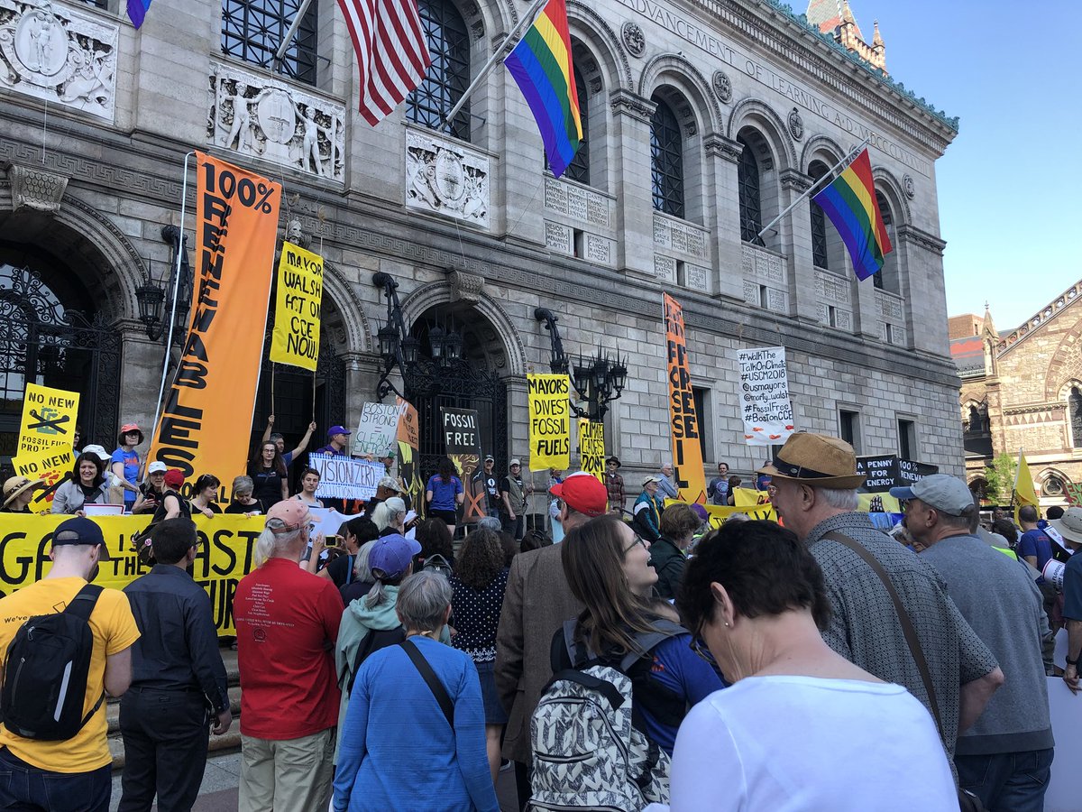 WeAreWaterfront's tweet photo. Hundreds gathered already for #WalktheTalkonClimate #enoughstudiesactionnow https://t.co/a3wy6NyjeX
