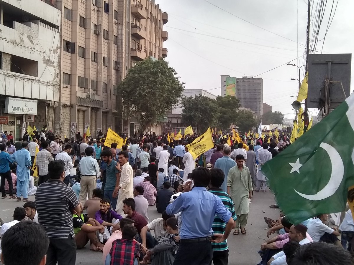 ShiaTimespk's tweet photo. Thousands Of #Shiite Are Gathered at the Central Street of #Karachi,#Pakistan To Mark International #AlQudsDay In the Solidarity With #Palestine's Muslims.
And Chanting the Slogans Against #Israel.
#QudsDay4Return https://t.co/biHF6jgpZC