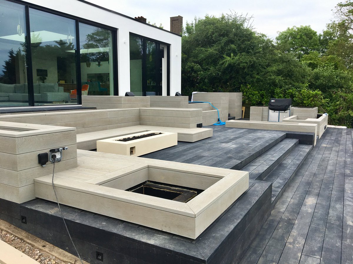 mark_latchford's tweet photo. Great site visit to see a garden I designed with #springresidential progressing well. #firepit #outdoorkitchen #bbq #infinityedge #swimmingpool #sunkenhottub #waterblade #outdoorshower #planters #compositedeck #porcelainpaving #outdoorspeakers #gardenlighting #gardendesign https://t.co/daufkKMx5r