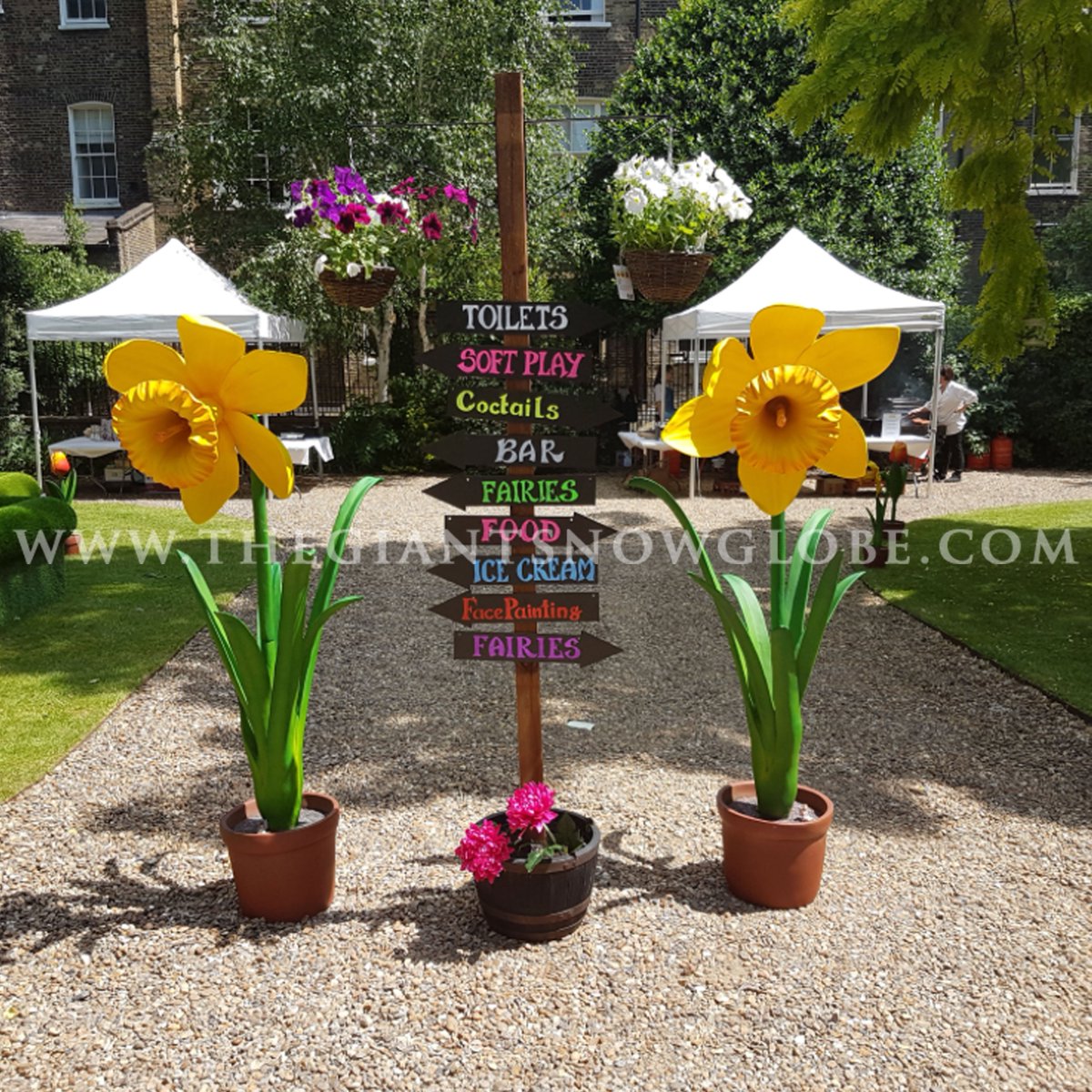 giantsnowglobe's tweet photo. A couple of our fibreglass giant flower props being used to welcome visitors to a summer themed garden party. Available to hire and purchase from https://t.co/yG6ZFpG4aF #flowers #flowerprops #eventprops #giantflower #giantflowers #summerevent #summerevents #eventpros #eventprofs https://t.co/5bZWFupPaC