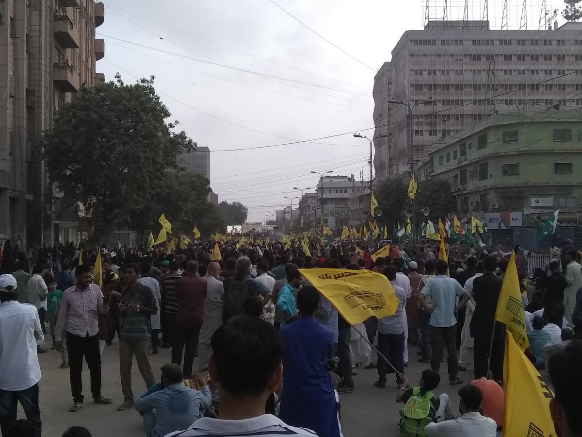 ShiaTimespk's tweet photo. Thousands Of #Shiite Are Gathered at the Central Street of #Karachi,#Pakistan To Mark International #AlQudsDay In the Solidarity With #Palestine's Muslims.
And Chanting the Slogans Against #Israel.
#QudsDay4Return https://t.co/biHF6jgpZC