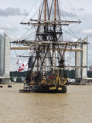 OIFrancophonie's tweet photo. L'@LHERMIONE_SHIP est arrivée à #Bordeaux. Dernière escale du voyage #Hermione2018 aux couleurs de @Libresensemble. 
Découvrez le programme de ces journées autour de l'#EconomieNumerique, de la #jeunesse et du #VivreEnsemble > > https://t.co/6CV75CmNoz https://t.co/uPCu5A1Naf