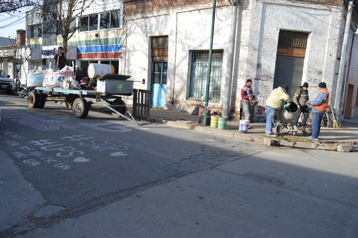 #Ahora Nuestro equipo de Bacheo realiza tareas de reconstrucción en el Cordón Cuneta ubicado en la intersección de Belgrano y San Martín.